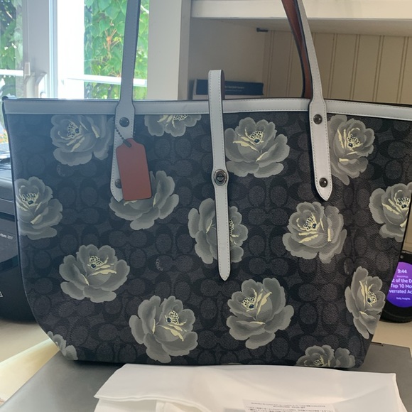 Coach shoulder tote bag 16-18” W. 10” Tall. 6” deep. Shoulder strap 31” - Picture 7 of 12